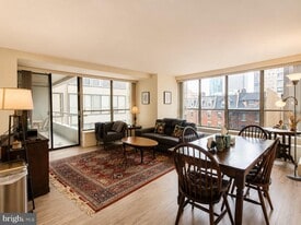 224 W Rittenhouse Square in Philadelphia, PA - Building Photo