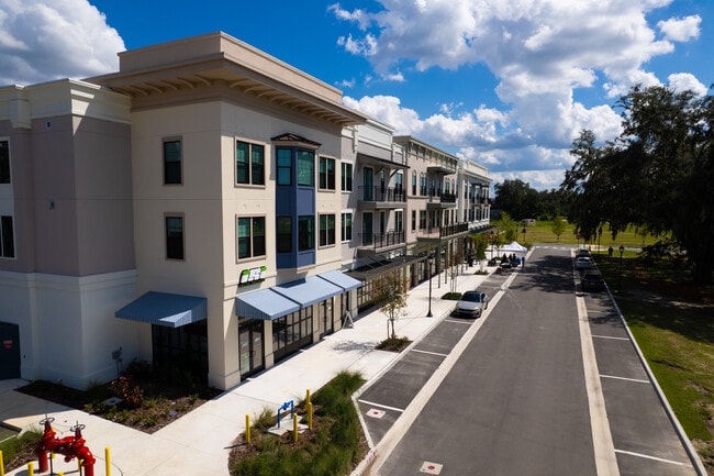 The Flats at Avalon Park Wesley Chapel in Wesley Chapel, FL - Foto de edificio - Building Photo