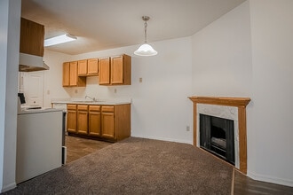 Ashton Lake Apartments in East Lansing, MI - Foto de edificio - Building Photo