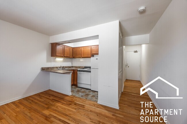 545 W Roscoe St, Unit 487 in Chicago, IL - Foto de edificio - Building Photo