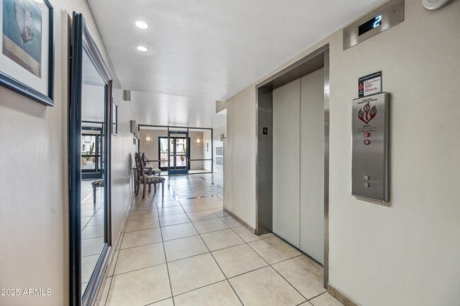 7940 E Camelback Rd in Scottsdale, AZ - Foto de edificio - Building Photo