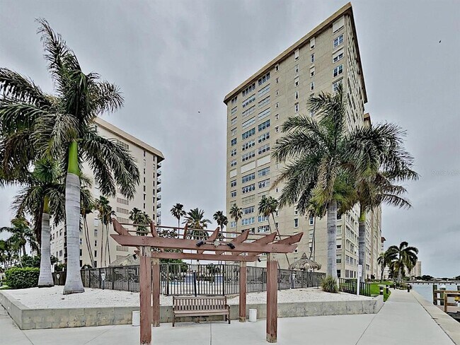 5220 Brittany Dr S in St. Petersburg, FL - Foto de edificio - Building Photo