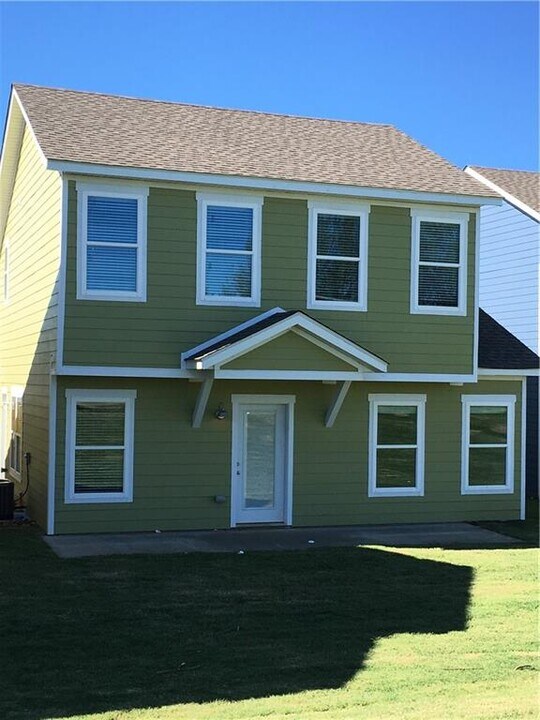 1665 N Izard Ln in Fayetteville, AR - Building Photo