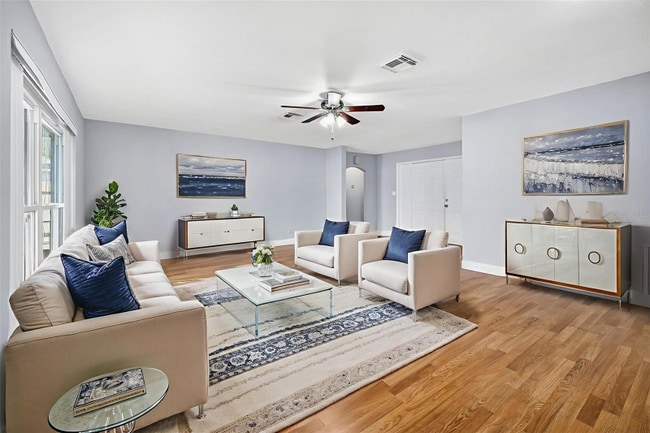 8233 Redfield Dr in Port Richey, FL - Foto de edificio - Building Photo