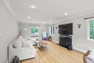 41 Allenwood Rd in Great Neck, NY - Foto de edificio - Building Photo