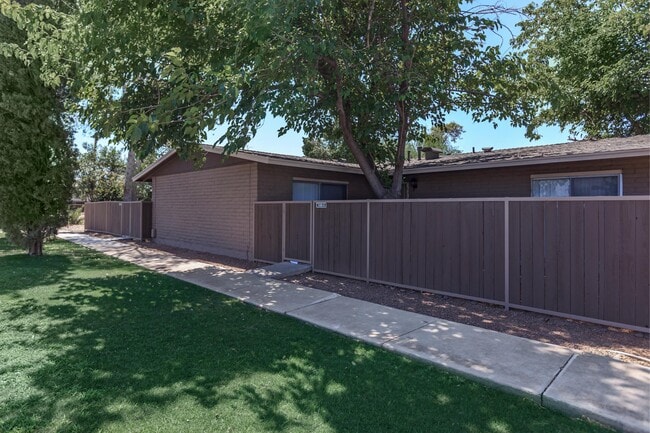 Shannon Park Apartments in Tucson, AZ - Building Photo - Building Photo