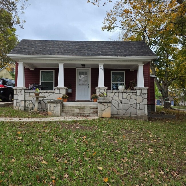 property at 402 E Walnut St