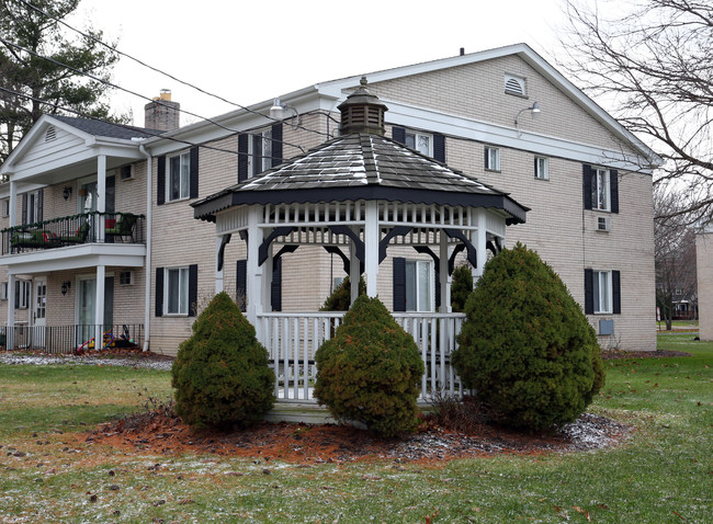 Surrey Park Apartments in Hudson, OH - Building Photo - Building Photo