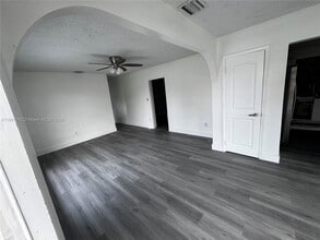 4254 NW 201st St in Miami Gardens, FL - Foto de edificio - Building Photo