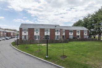 Bristol Square Condominiums in South Easton, MA - Building Photo - Building Photo