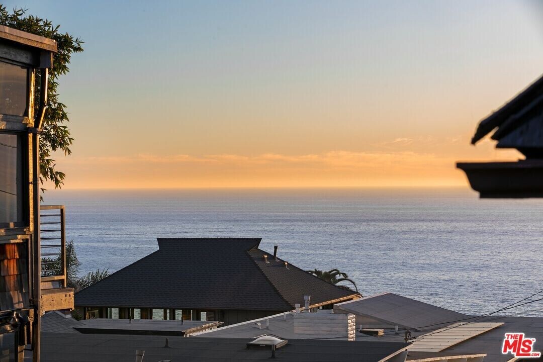 31671 Seacove Dr, Unit B in Laguna Beach, CA - Foto de edificio