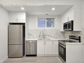 6123-6133 33 Ave NW in Calgary, AB - Building Photo