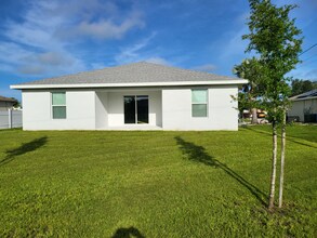 2925 NE 4th Pl in Cape Coral, FL - Foto de edificio - Building Photo