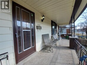 1102 HALL in Windsor, ON - Foto de edificio - Building Photo