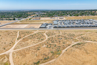 Brentwood Crossing in Bakersfield, CA - Building Photo - Building Photo