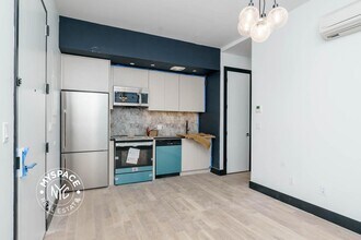 923 Broadway, Unit Pent in Brooklyn, NY - Building Photo - Building Photo