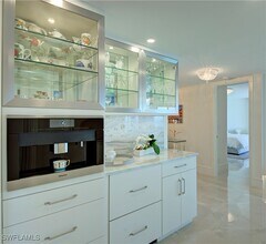 8111 Bay Colony Dr in Naples, FL - Building Photo - Building Photo