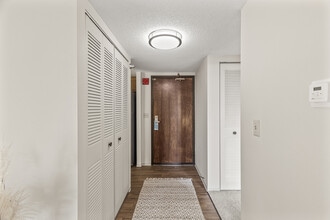 6615 Lake Shore Dr S, Unit 515 in Minneapolis, MN - Building Photo - Building Photo