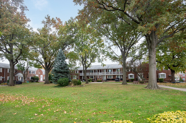 247-62 77th Cres in Jamaica, NY - Foto de edificio - Building Photo