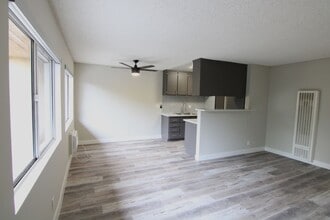 10621 Victory Blvd in Los Angeles, CA - Foto de edificio - Building Photo