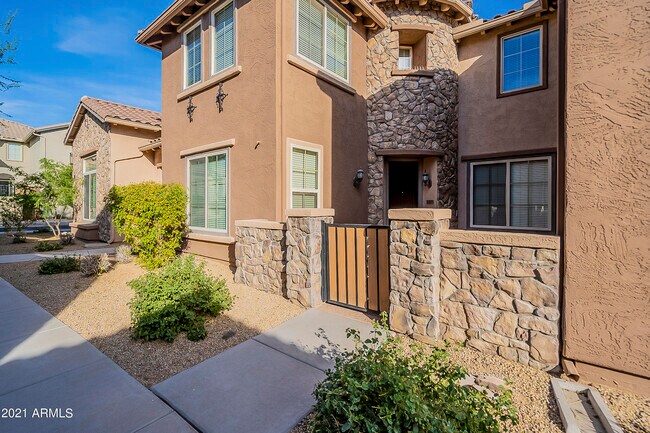 3921 E Melinda Dr