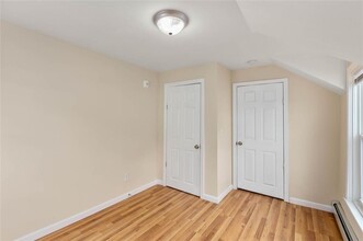 194 Harrison St in Pawtucket, RI - Foto de edificio - Building Photo