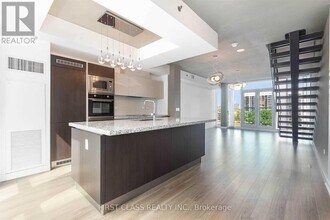 220 George St in Toronto, ON - Building Photo - Building Photo