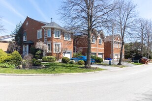 107 Brownstone Cir in Thornhill, ON - Building Photo