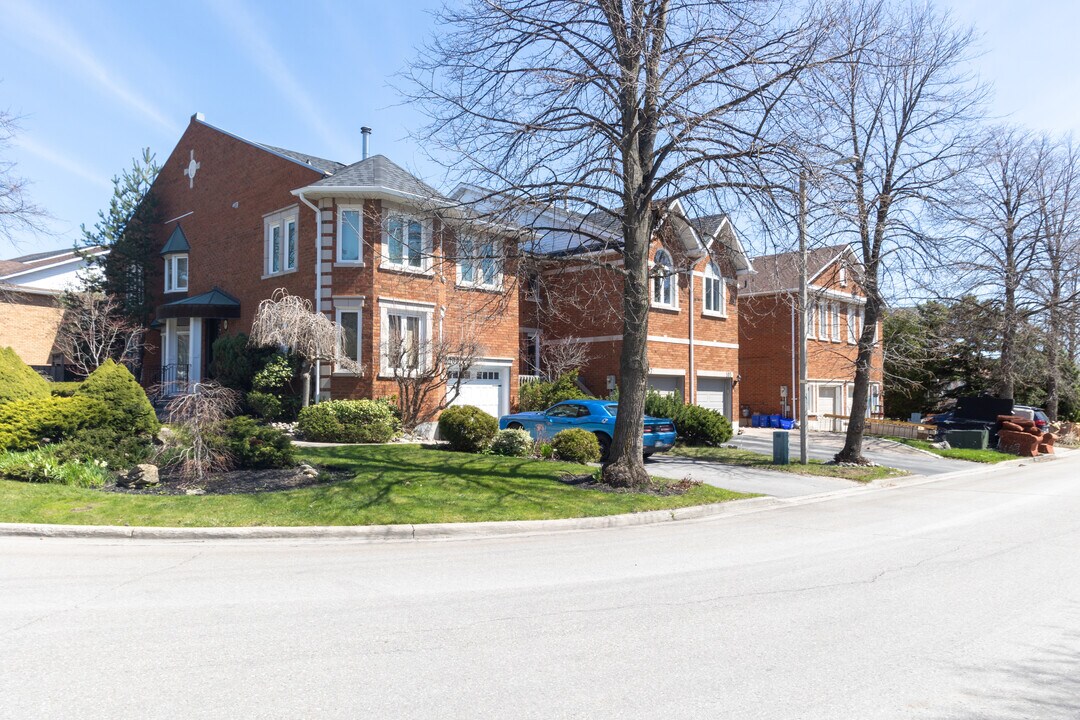 107 Brownstone Cir in Thornhill, ON - Building Photo