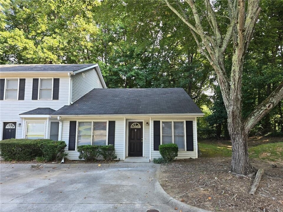 1225 Oakplace Dr SW in Marietta, GA - Building Photo