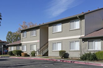 Huron Garden Apartments in Huron, CA - Building Photo - Building Photo