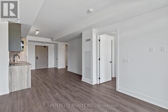 2075 King Rd in King, ON - Building Photo - Building Photo