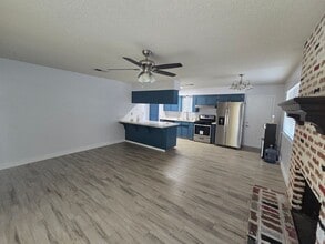 293 E Julia Way in Hanford, CA - Foto de edificio - Building Photo
