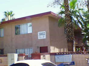 3802 Royal Crest St in Las Vegas, NV - Building Photo - Building Photo