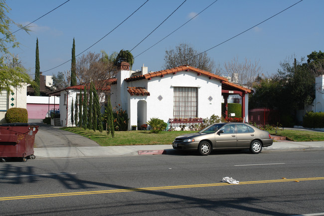 815 E Chevy Chase Dr in Glendale, CA - Foto de edificio - Building Photo