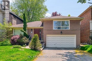 87 Munro Blvd in Toronto, ON - Building Photo