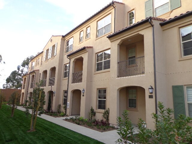 132 Capricorn in Irvine, CA - Foto de edificio