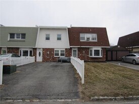 105 Sarah Ln in Wallkill, NY - Building Photo