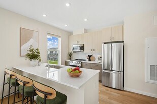 Alta Oak and Pine in Londonderry, NH - Building Photo