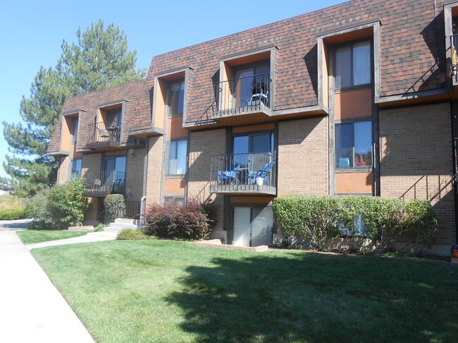 3233 Lakeside Dr, Unit 102