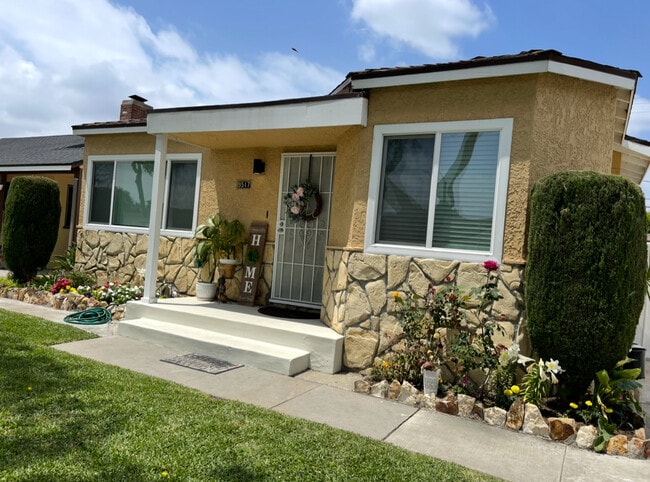 9517 Kauffman Ave in South Gate, CA - Building Photo - Building Photo