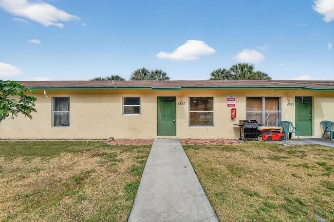 4825 Serafica Dr in Lake Worth Beach, FL - Building Photo - Building Photo