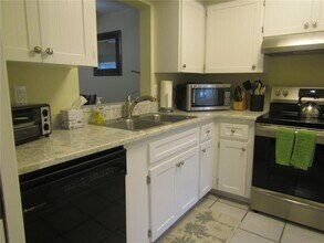 7008 W Country Club Dr N in Sarasota, FL - Building Photo - Building Photo