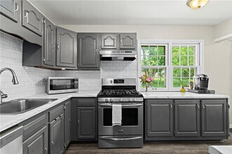 9720 England Dr in Overland Park, KS - Building Photo - Building Photo