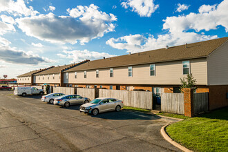 Holiday Townhouses in West Memphis, AR - Building Photo - Primary Photo