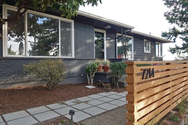 7214 SW 10th Ave in Portland, OR - Building Photo - Building Photo