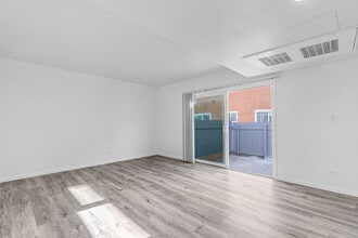 10107 England Ave in Inglewood, CA - Building Photo - Building Photo