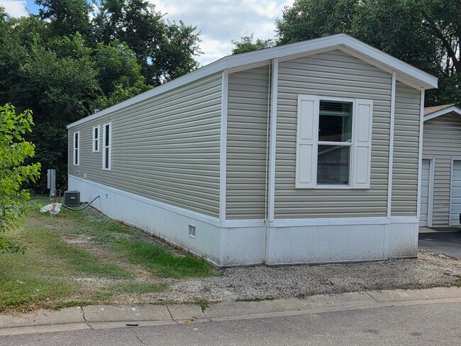 92 Thomas Ln in Chaska, MN - Building Photo - Building Photo