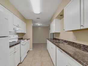 1166 SE Preston Ln in Port St. Lucie, FL - Foto de edificio - Building Photo