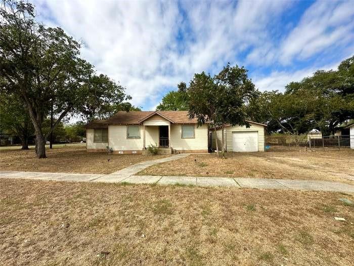 219 Elm Ave in Luling, TX - Building Photo